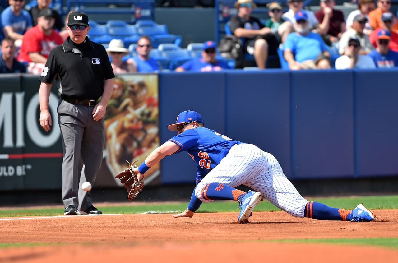 El antesalista de los New York Mets JD Davis se recuesta por la raya de tercer para cortar un posible extrabase en un estupendo lance.