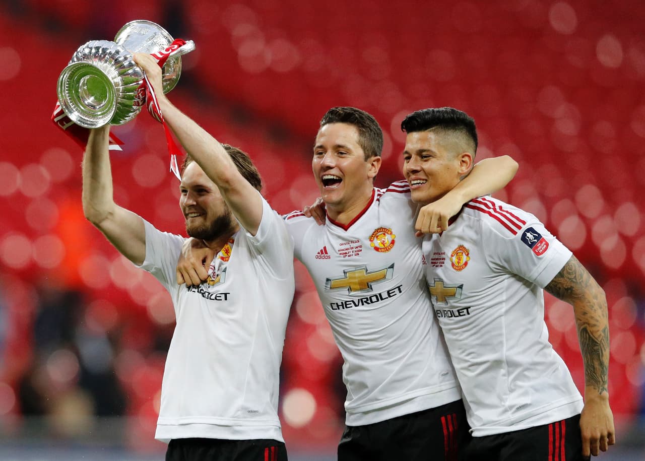 Daley Blind no cabía de la felicidad con la copa en la mano.