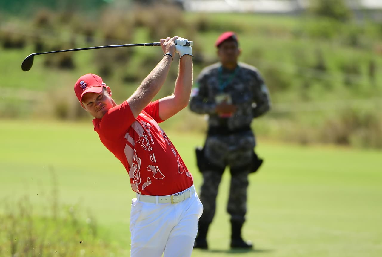 ¿Por qué hay un soldado cuidando a los jugadores de golf?