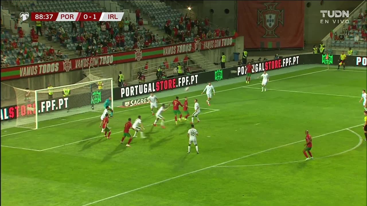 ¡TIRO ATAJADO! disparo por Cristiano Ronaldo.