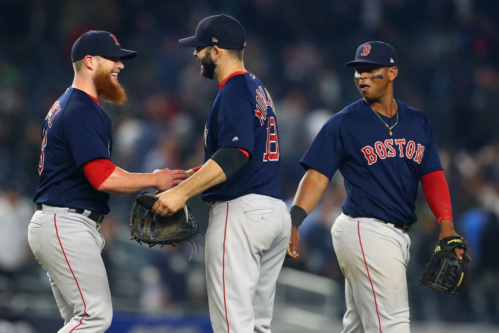 MLB también anunció series de temporada en Japón, para abrir la temporada el 20 de marzo en Tokio y tres series en México, dos de ellas de temporada regular y una de pretemporada.