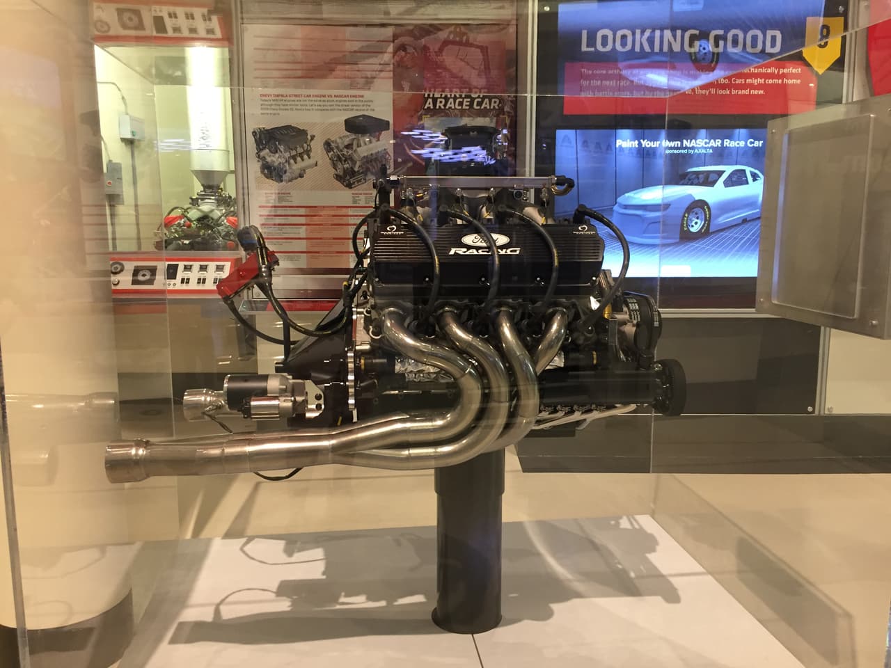 En el Museo Salón de la Fama de NASCAR se lleva al aficionado hasta las entrañas de los bólidos para entender mejor el cómo están fabricados lo motores y todos aquellos aditamentos que conforman un auto de carreras tipo 'stock'.