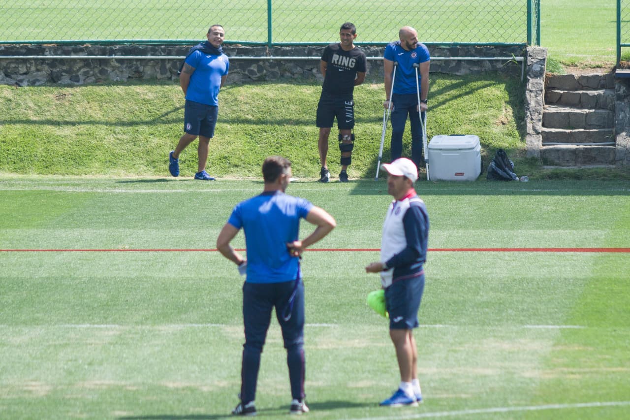 Al fondo, con camiseta negra y férula, aparece Elías Hernández, uno de los jugadores lastimados del equipo que se entrenó por dos horas y hubo un total de diez ausencias.