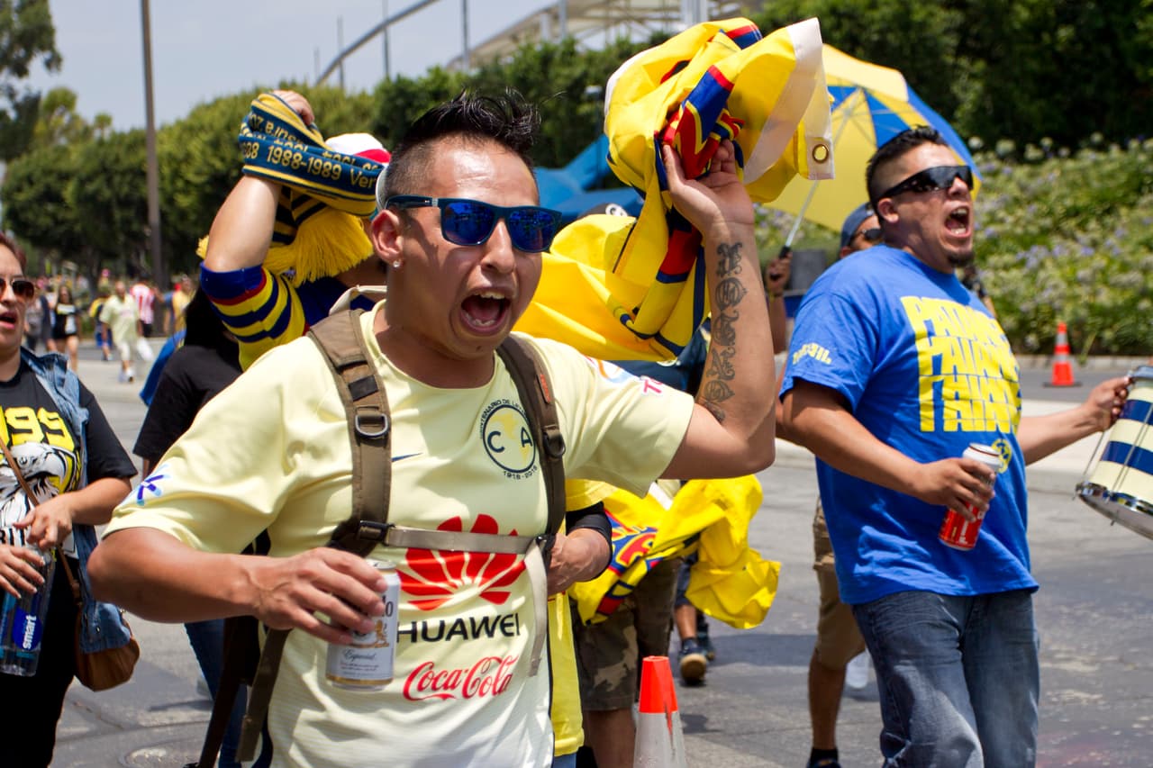 Los aficionados mexicanos se acercaron en masa al Stubhub Center en Carson, California, para presenciar el partido entre Querétaro y América.