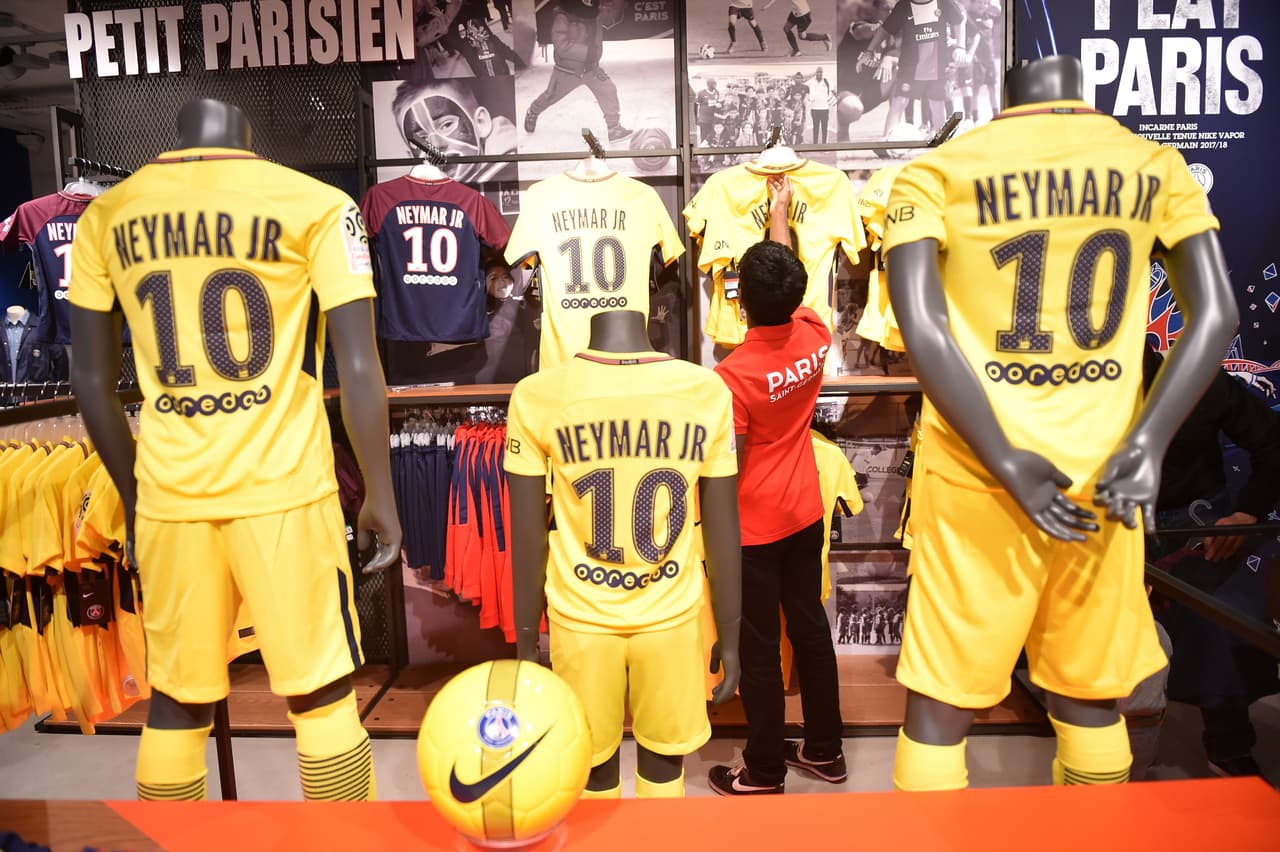 GRA01 PARÍS (FRANCIA), 4/08/2017.- Nuevas equipaciones del París Saint-Germain (PSG) con el dorsal del delantero brasileño Neymar da Silva en una tienda de París (Francia) hoy, 4 de agosto del 2017. El PSG presentará este viernes a su nuevo fichaje, el brasileño Neymar, a los medios de comunicación, mientras que el sábado le dará la bienvenida ante su nueva afición en el estadio Parque de los Príncipes, en los prolegómenos del primer partido de Liga, ante el Amiens. EFE/CHRISTOPHE PETIT TESSON
