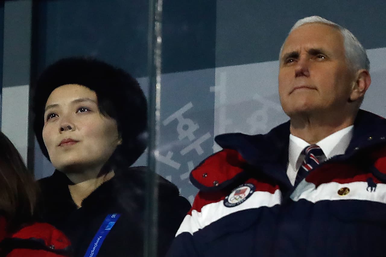 Sentados a pocos puestos de separación, el vicepresidente de EEUU, Mike Pence, y Kim Yo Jong, hermana del líder supremo de Corea del Norte, presenciaron es espectáculo de apertura.