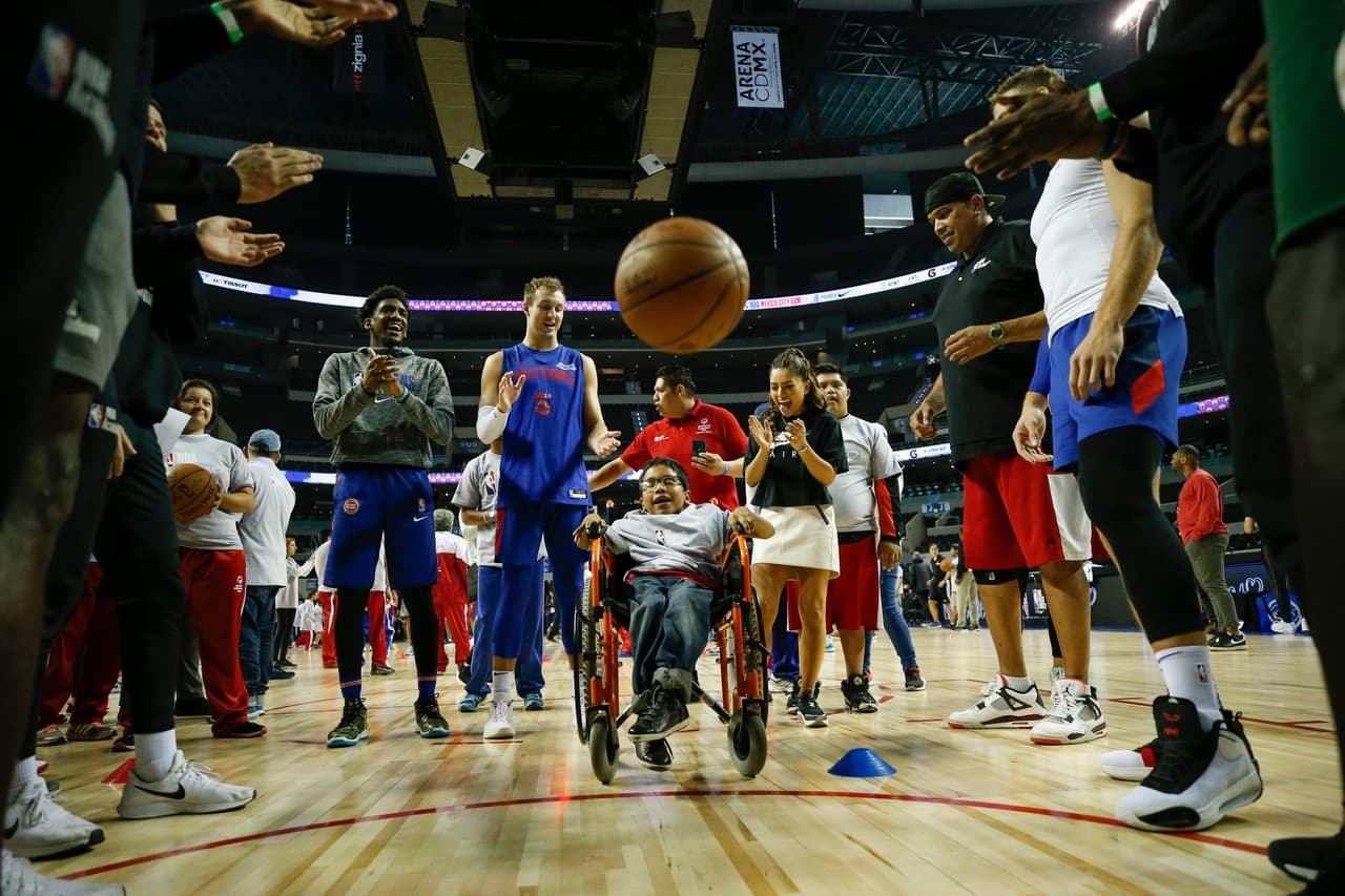 Previo al partido contra los Dallas Mavericks de Luka Doncic, el equipo de Detroit reconoció la duela de la Ciudad de México.