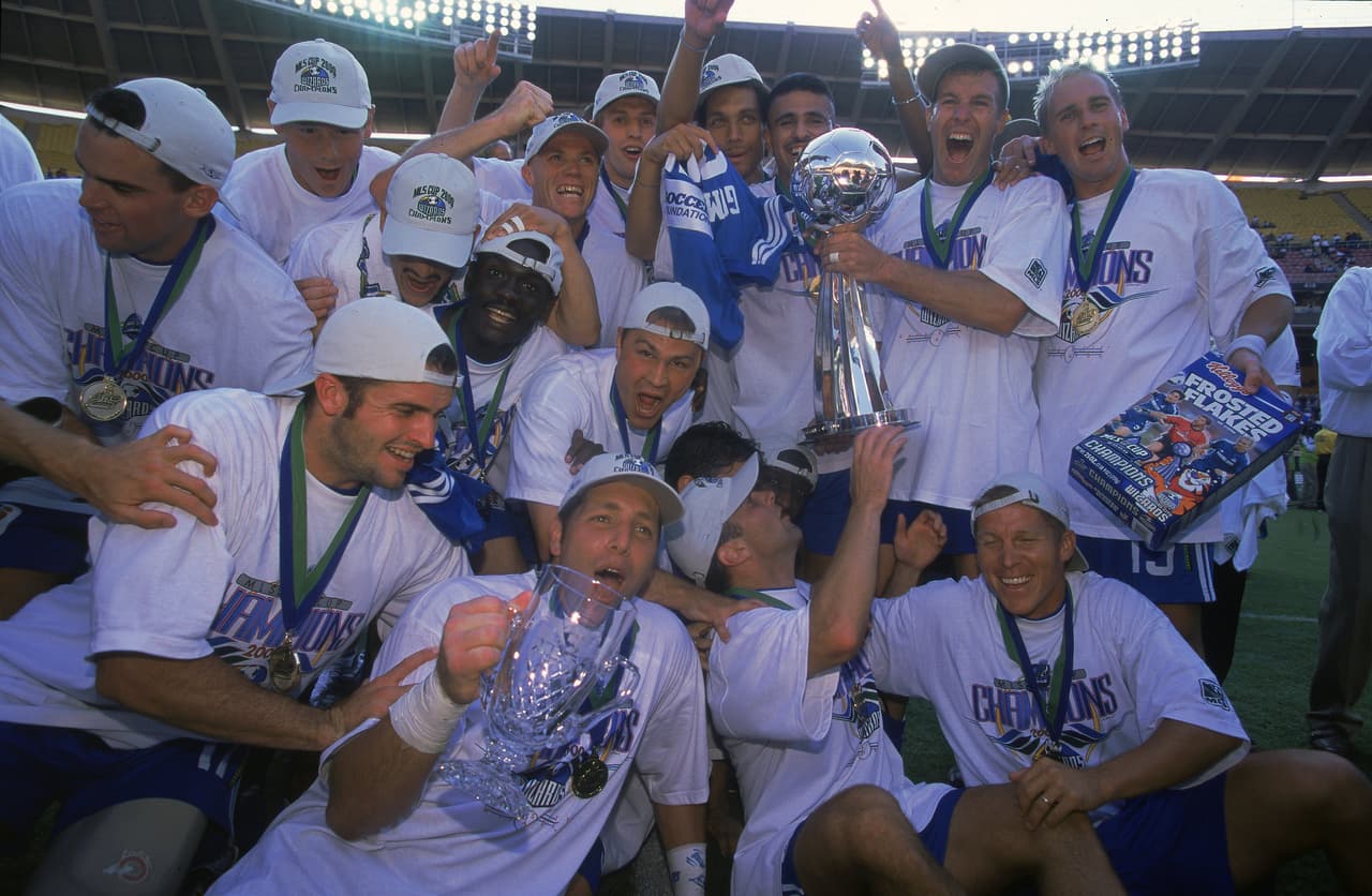 Kansas City Wizards venció 1-0 a Chicago Fire en la disputa por el campeonato de 2000. Este campeón cambió después su nombre al actual Sporting Kansas City.