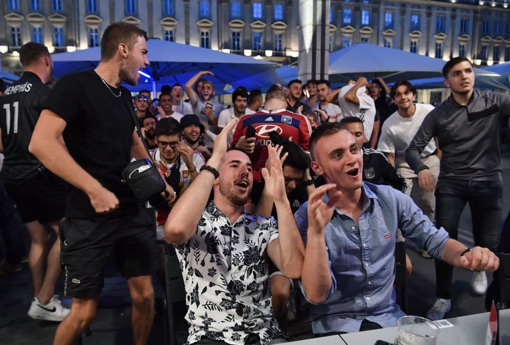 Los hinchas de Lyon festejan la histórica participación de su equipo, aunque han quedado eliminados de la competición.