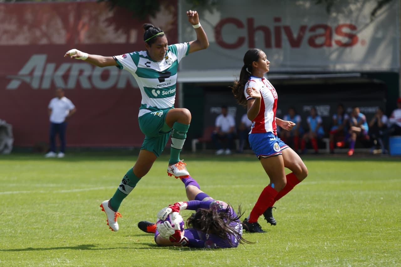 Con hat-trick de Estela Gómez, las de Torreón vencieron a las Chivas en Guadalajara 2-3; Dania Pérez y María Guadalupe Velázquez descontaron por las locales.
