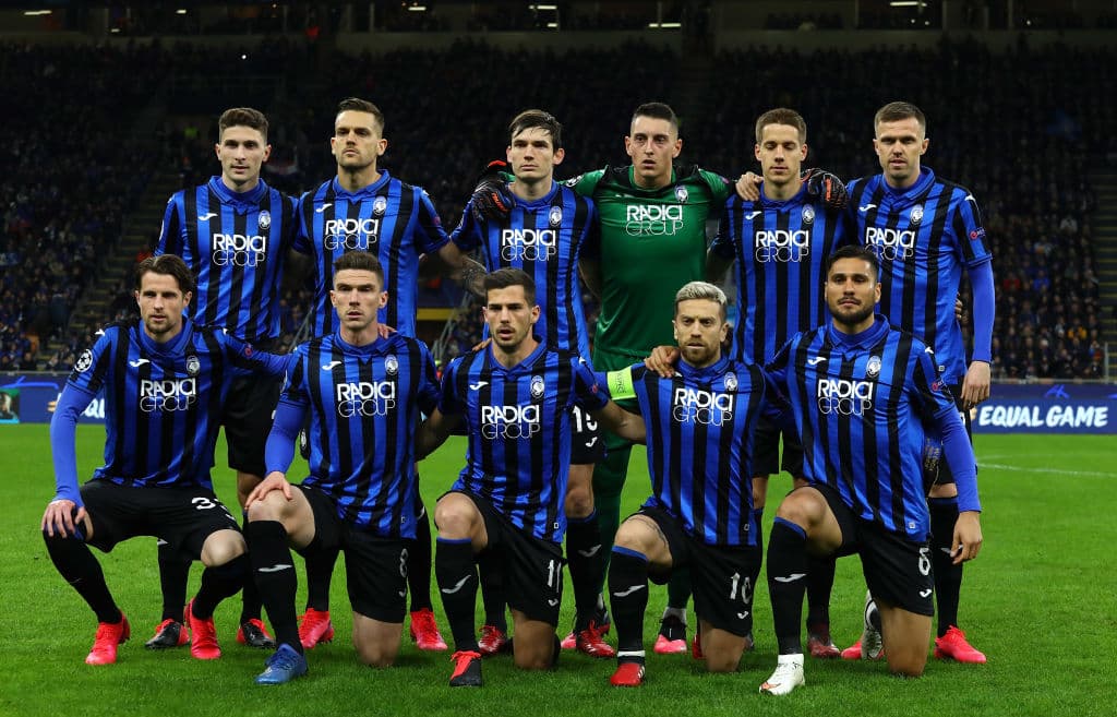 Ambas escuadras presionan a sus oponentes, el partido inicia intensamente. Parece que Valencia está tratando de contener al Atalanta.