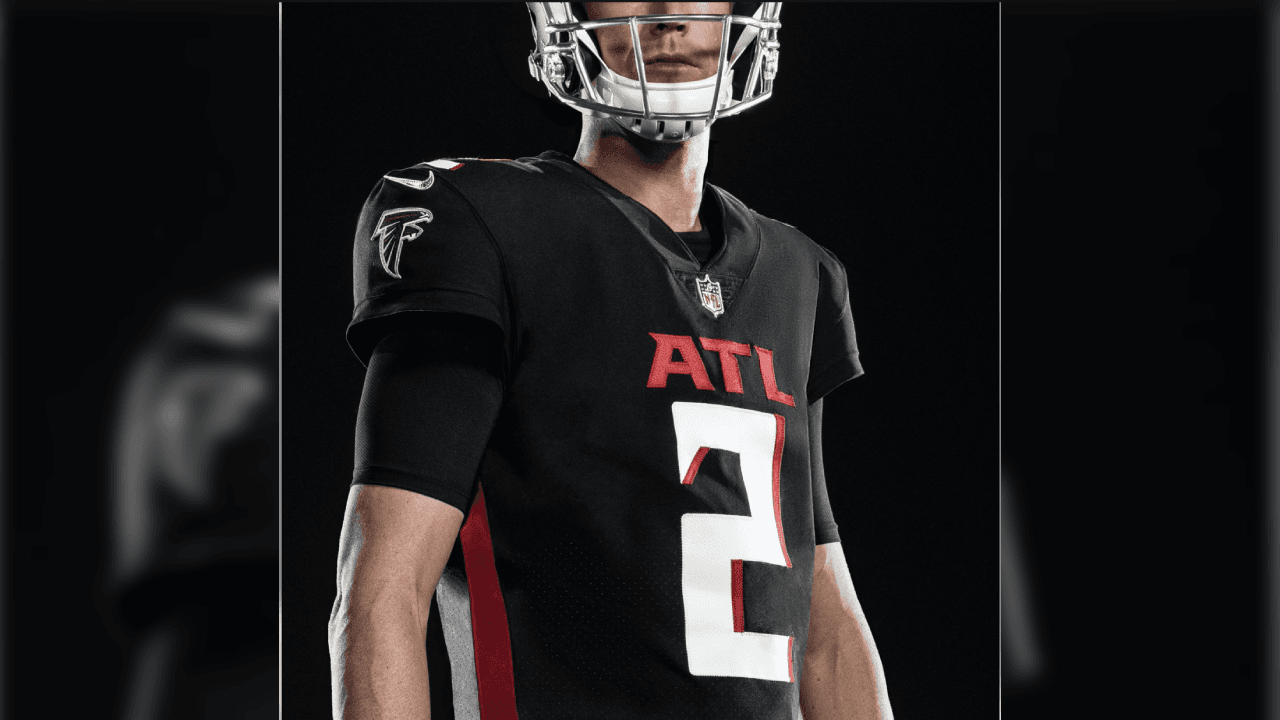 ¡Los Falcons presentan su nueva indumentaria! Con una gran variación en sus uniformes donde se eliminaron líneas en los hombros ahora predominan las tonalidades a un solo color. Así se prepara el equipo de Matt Ryan en la búsqueda de instalarse en otro Super Bowl.