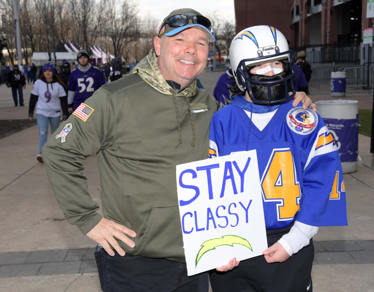 Pocos, pero alcanzaron a llegar algunos fanáticos de Los Angeles Chargers a Baltimore, Maryland.