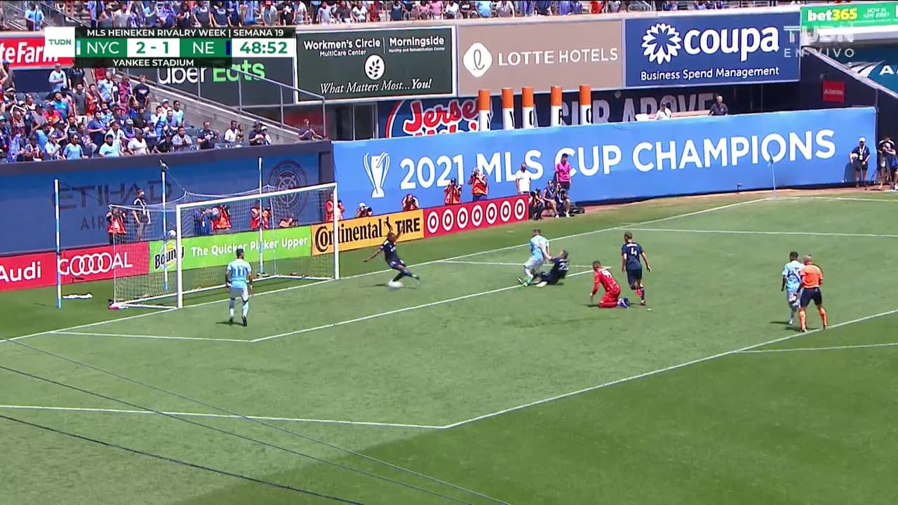 ¡TIRO ATAJADO! disparo por Valentín Castellanos.