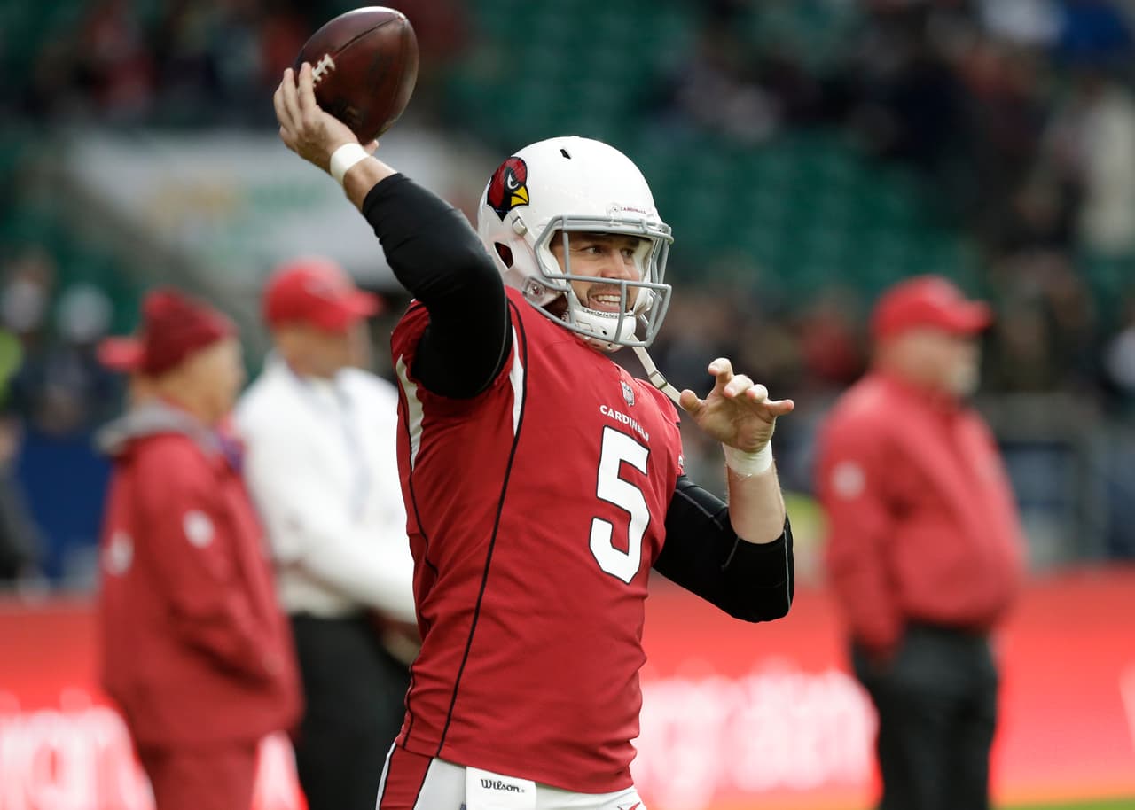 El backup de Arizona tuvo que pagar una apuesta entre quarterbacks y salir a calentar vestido así a la cancha del Twickenham Stadium previo al choque entre Cardinals y Rams en Londres. No es la primera vez que Stanton divierte en el warm up de los Cards.