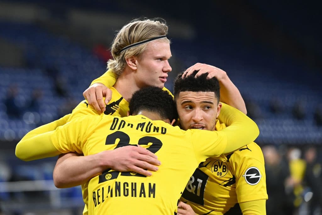 Sancho (42’), Haaland (45’, 79’), y Guerreiro (60’) marcaron para apalear 0-4 al Schalke 04, que está muy cerca del descenso. Dortmund y Schalke 04 cierran la jornada con 36 y 9 unidades, respectivamente.