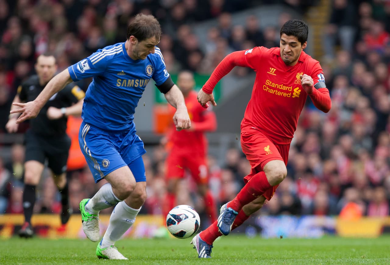 En la Jornada 34 de la temporada 2012-13, durante el duelo ante Chelsea, Luis Suárez mordió a Branislav Ivanovic.