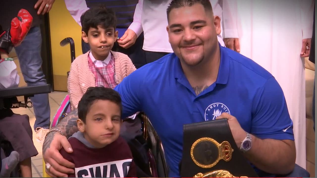 Andy Ruiz hace mundo y convive con niños saudís