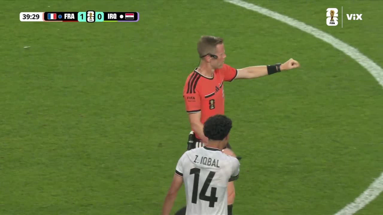 ¡Mbappé casi hace el gol del mundial! El francés lo intentó de media cancha pero se va por arriba