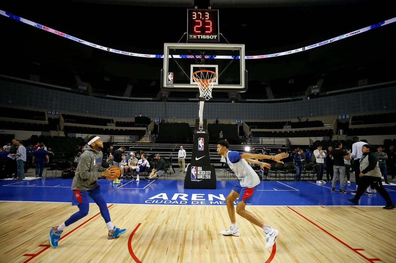 Previo al partido contra los Dallas Mavericks de Luka Doncic, el equipo de Detroit reconoció la duela de la Ciudad de México.