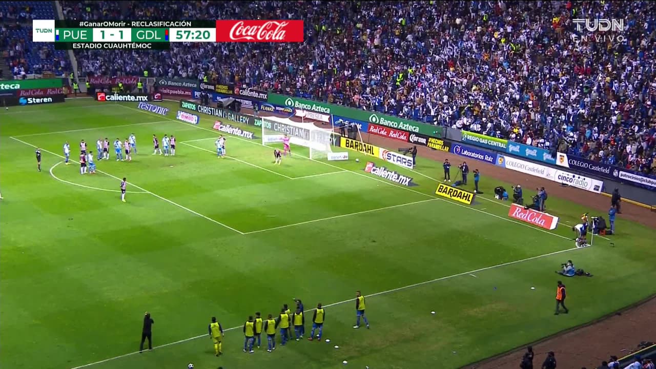 ¡TIRO ATAJADO! disparo por Javier Salas.