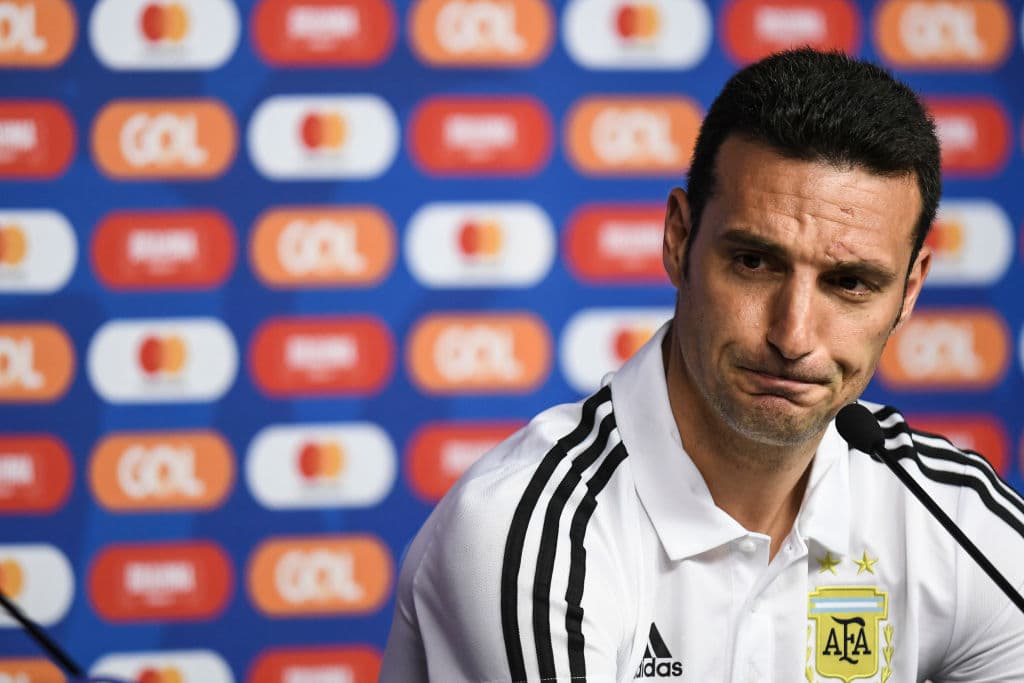 La Selección de Argentina se entrenó de cara a su partido ante Paraguay, a la que se enfrentará este miércoles en el Estadio Mineirao con la imperiosa necesidad de resarcirse tras un atroz debut en la Copa América ante Colombia que resultó en derrota por 2-0. Las expresiones de Lionel Messi y compañia reflejaron el sentir, el ánimo en el vestidor de la albiceleste. Las gesticulaciones durante la conferencia de prensa de Lionel Scaloni, entrenador argentino, reafirmaban el momento tenso que vive su equipo. ¿Podrán mejorar su ánimo?