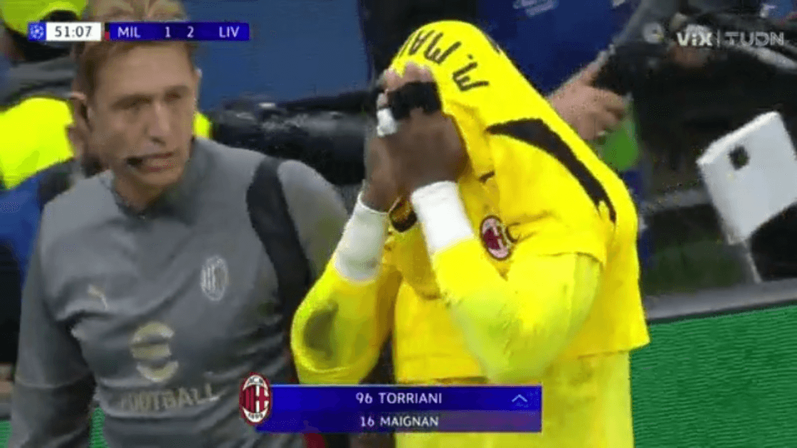 Atajadón de Mike Maignan, pero se lesiona y sale de cambio