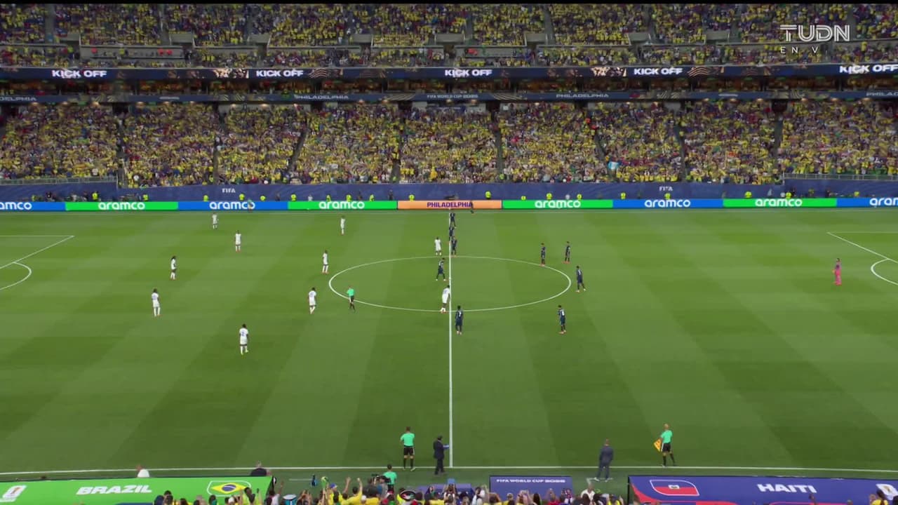 Arranca el partido y la pelota está en juego.