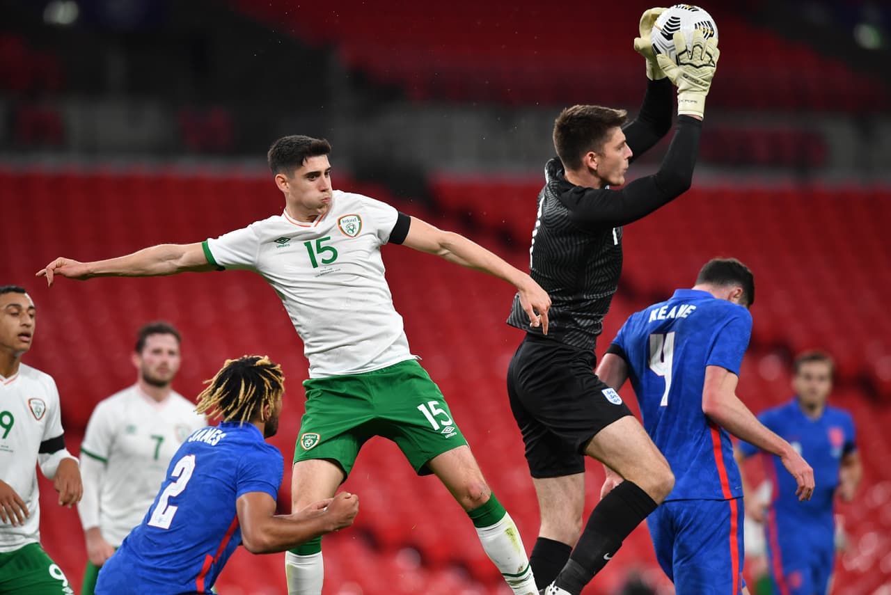 En duelo de preparación a la quinta fecha de la Nations League, el cuadro inglés goleó en Wembley. | Maguire (18’) abrió el marcador, Sancho (31’) hizo el segundo y Calvert-Lewin (56’) selló la goleada. Inglaterra se medirá a Bélgica e Irlanda se enfrentará a Gales en la J5 de la justa europea.