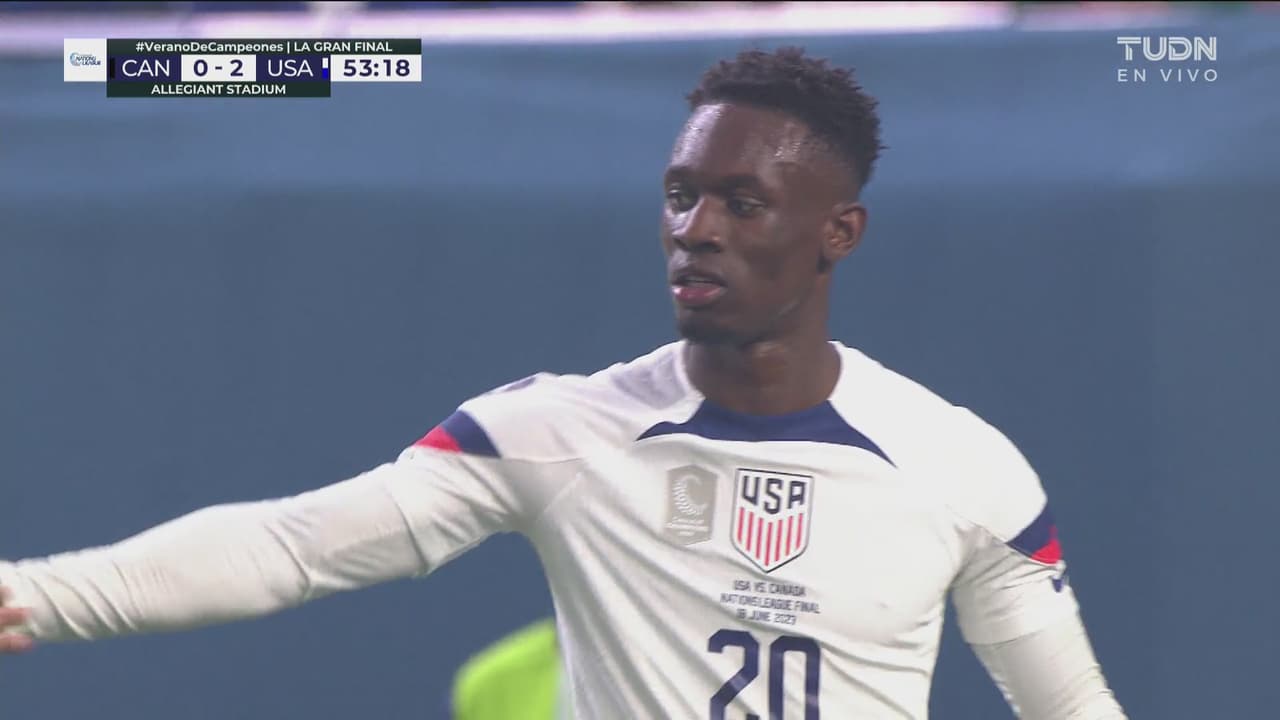 Kennedy evita el tercero del Team USA, tapa el tiro de Balogun