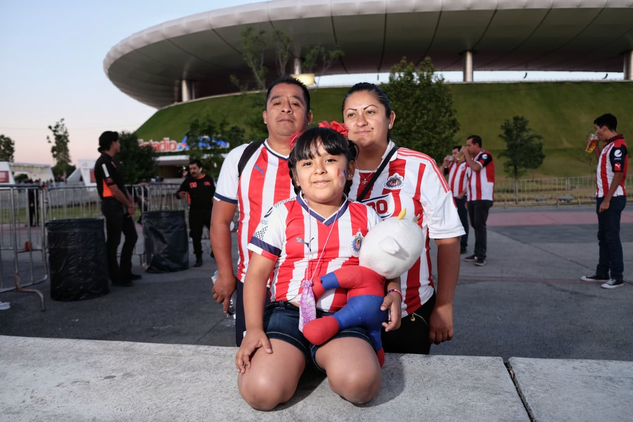 Los fanáticos de Chivas de Guadalajara se alistan en el Estadio Akron para el encuentro por la Jornada 13 del 
<a href="https://www.univision.com/deportes/futbol/liga-mx/*">Clausura 2019</a> contra Lobos BUAP.