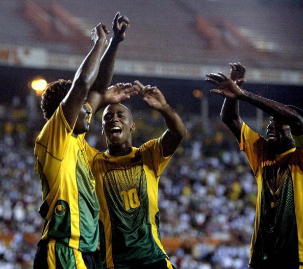 La primera vez que Jamaica logró derrotar a Uruguay fue el 18 de febrero del 2004. El partido se realizó en Kingston. Los caribeños se alzaron la mano con un tanteador de 2-0. Los anotadores fueron Onandi Lowe y Jermaine Johnson.