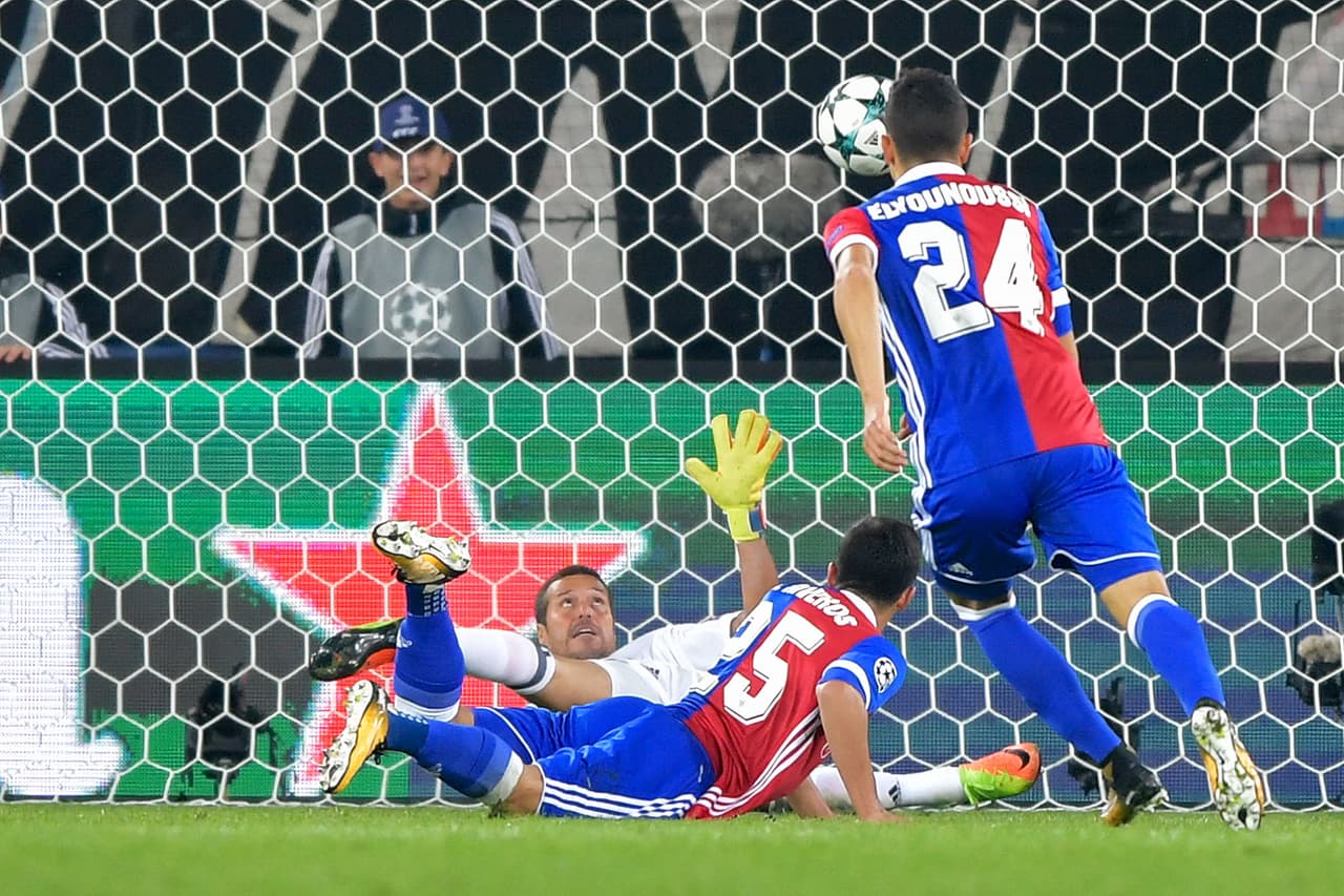 Basilea goleó 5-0 a Benfica y se recuperó luego de su derrota en la primera fecha para meterse en la pelea por los octavos de final.