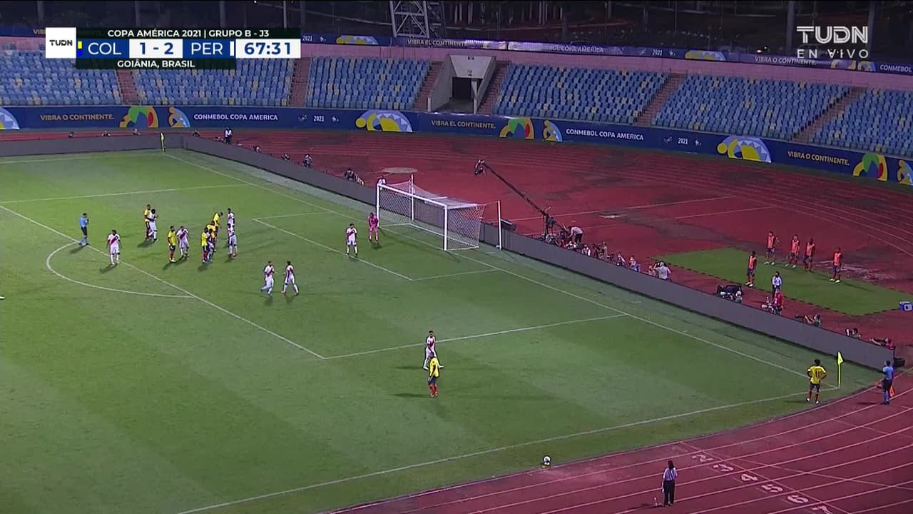 ¡TIRO ATAJADO! disparo por Miguel Borja.