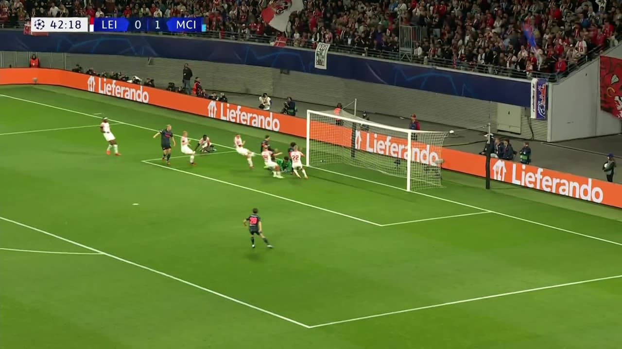 ¡TIRO ATAJADO! disparo por Erling Haaland.