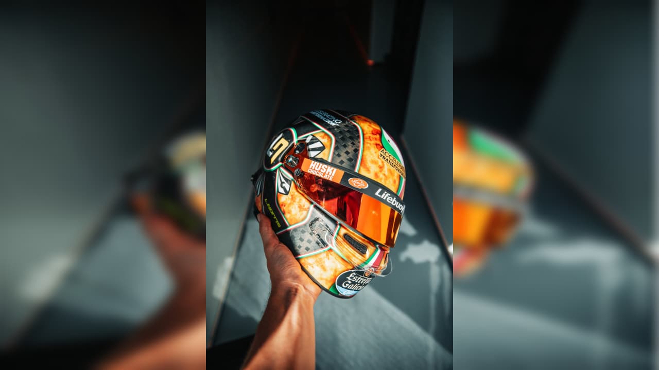 El piloto de McLaren dio a conocer un nuevo diseño en su casco y la pizza se adueña completamente de la equipación del inglés.