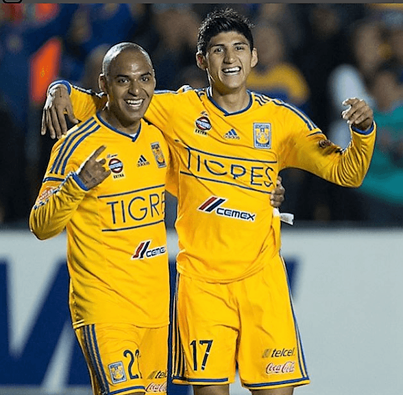 Aquí se le ve en la foto con Alan Pulido, en el espacio que coincidió con el jugador tamaulipeco. Pacheco apenas tuvo 16 apariciones como jugador de los felinos.