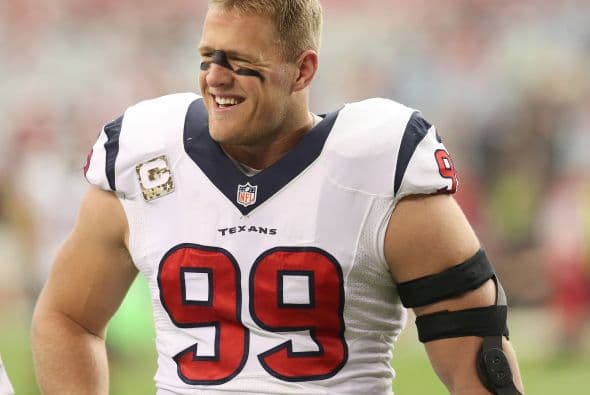 Watt se convierte en el primer jugador defensivo en la historia de la NFL en ganar esta suma.