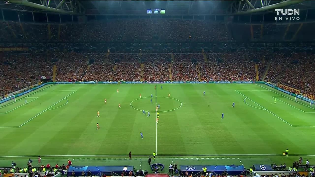 Arranca el partido y la pelota está en juego.