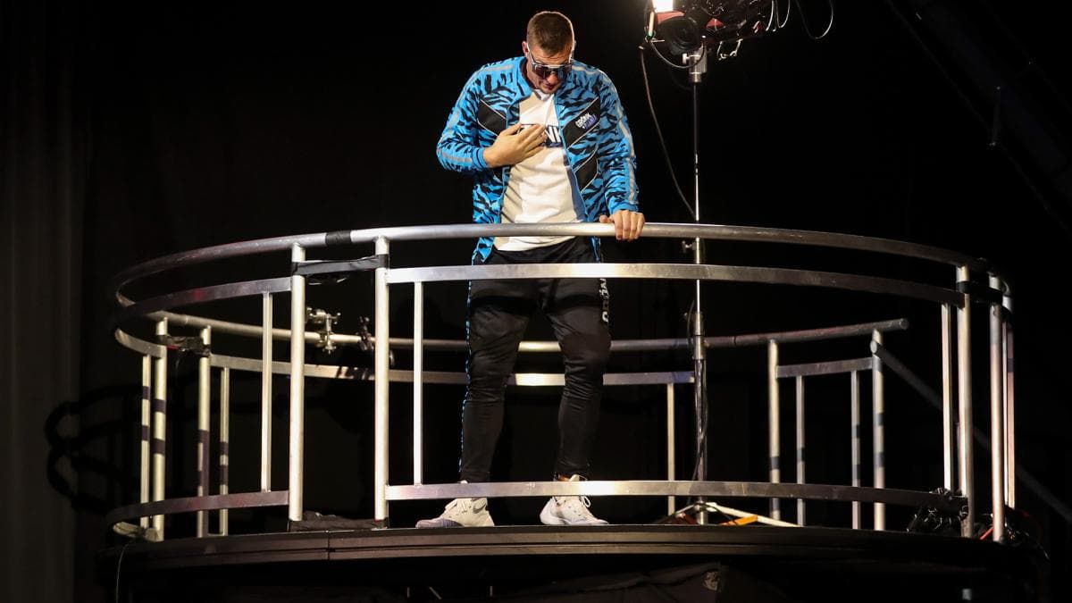 Gronkowski, a un año de su retiro del futbol americano, vuelve a quedar campeón, pero esta vez como luchador de la WWE, con un salto desde las alturas, apuntalando a Mojo Rawley para llevarse el cinturón 24/7.