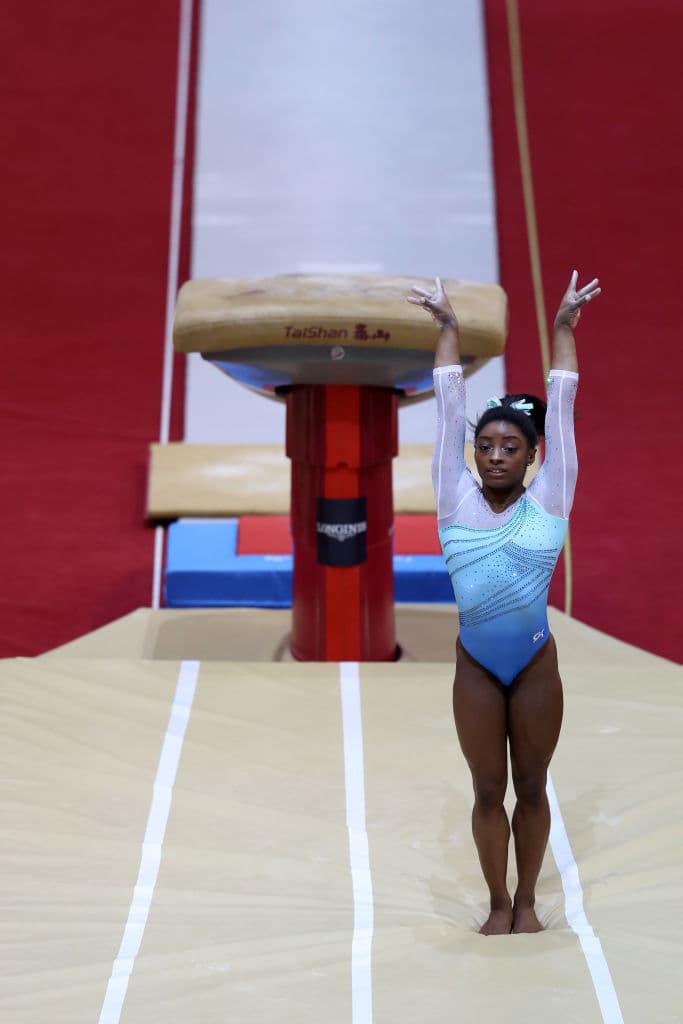 Aunque Biles cometió fallos en salto, barra de equilibrios y suelo, su ventaja en dificultad le condujo al título con 1.693 puntos de margen sobre la japonesa Mai Murakami.