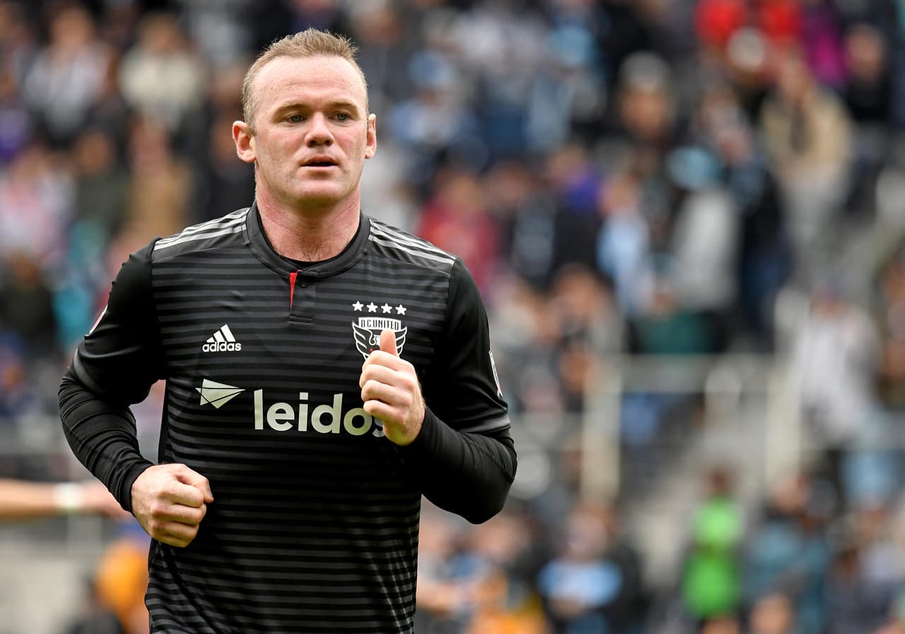 Millas de vuelo y una buena cantidad de series en una semana agitada para Wayne Rooney