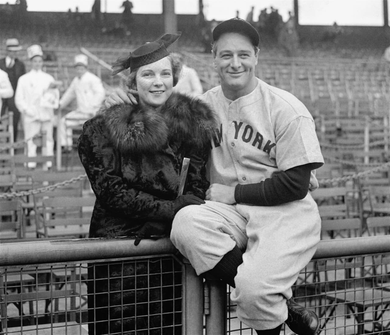En esta imagen Gehrig aparece al lado de Eleanor, con quien se casó en 1933. Fue entronizado en el Salón de la Fama del Béisbol el mism año en el que murió, en 1941.