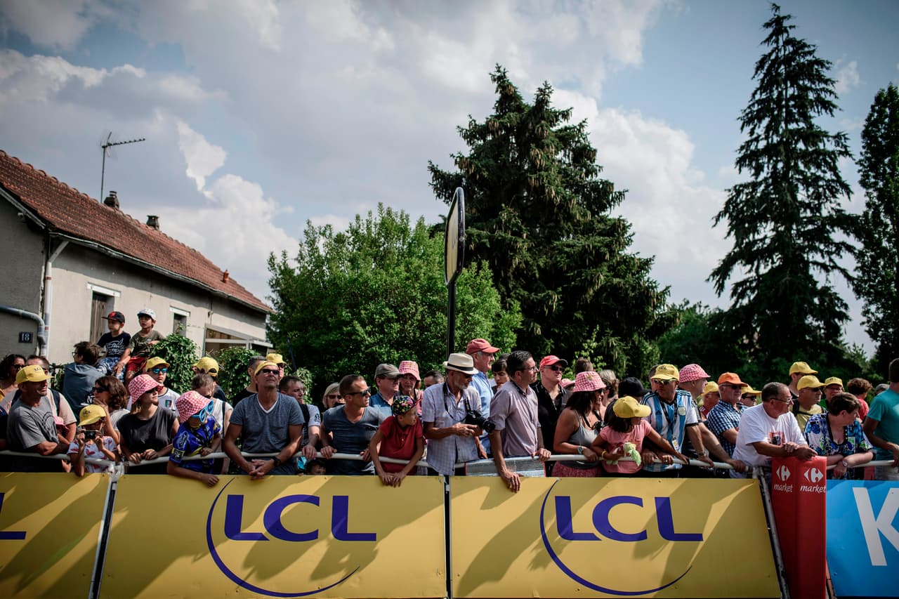 En la línea de meta esperaban los fanáticos más apasionados. Muchos de ellos llegaron desde temprano para obtener el mejor lugar.