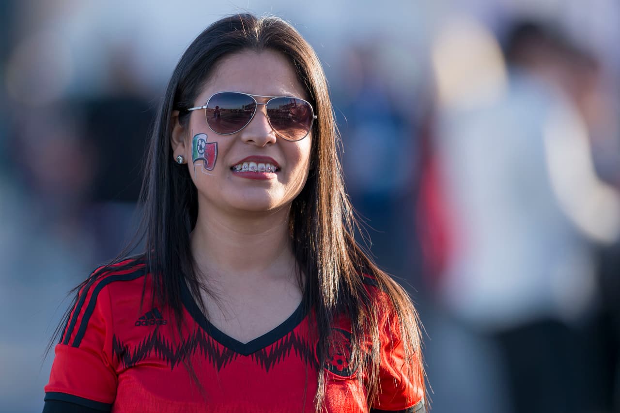 Aunque la playera no sea verde, el Tri siempre tiene que aparecer por algún lado como en el rostro de esta aficionada.
