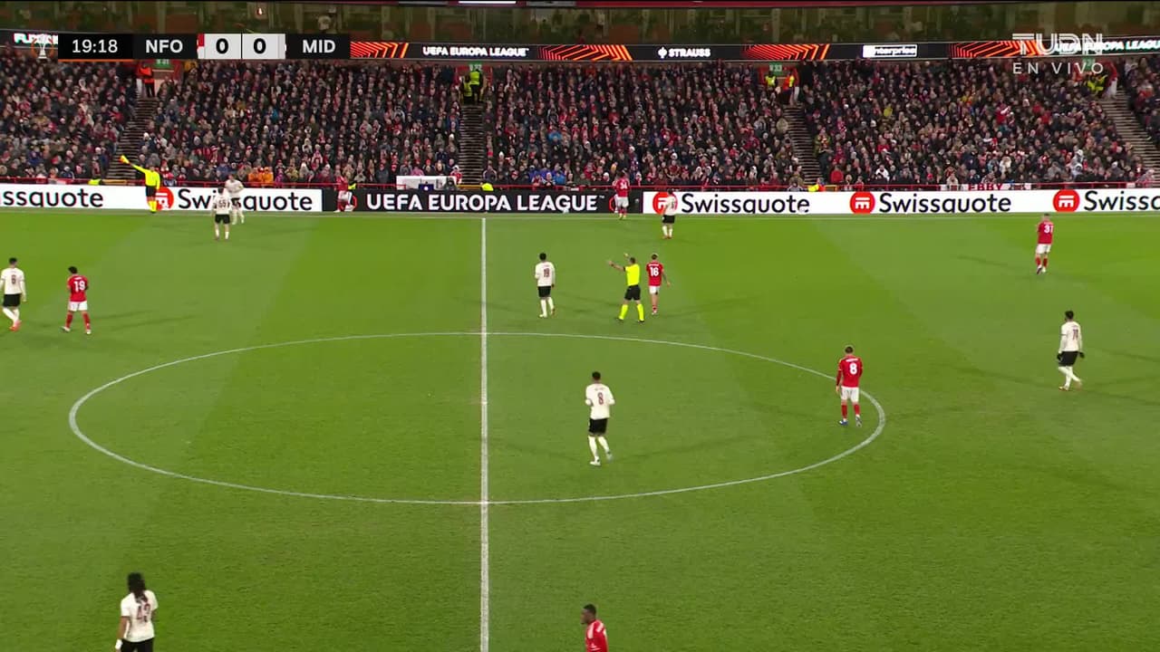 ¡TIRO ATAJADO! disparo por Omari Hutchinson.