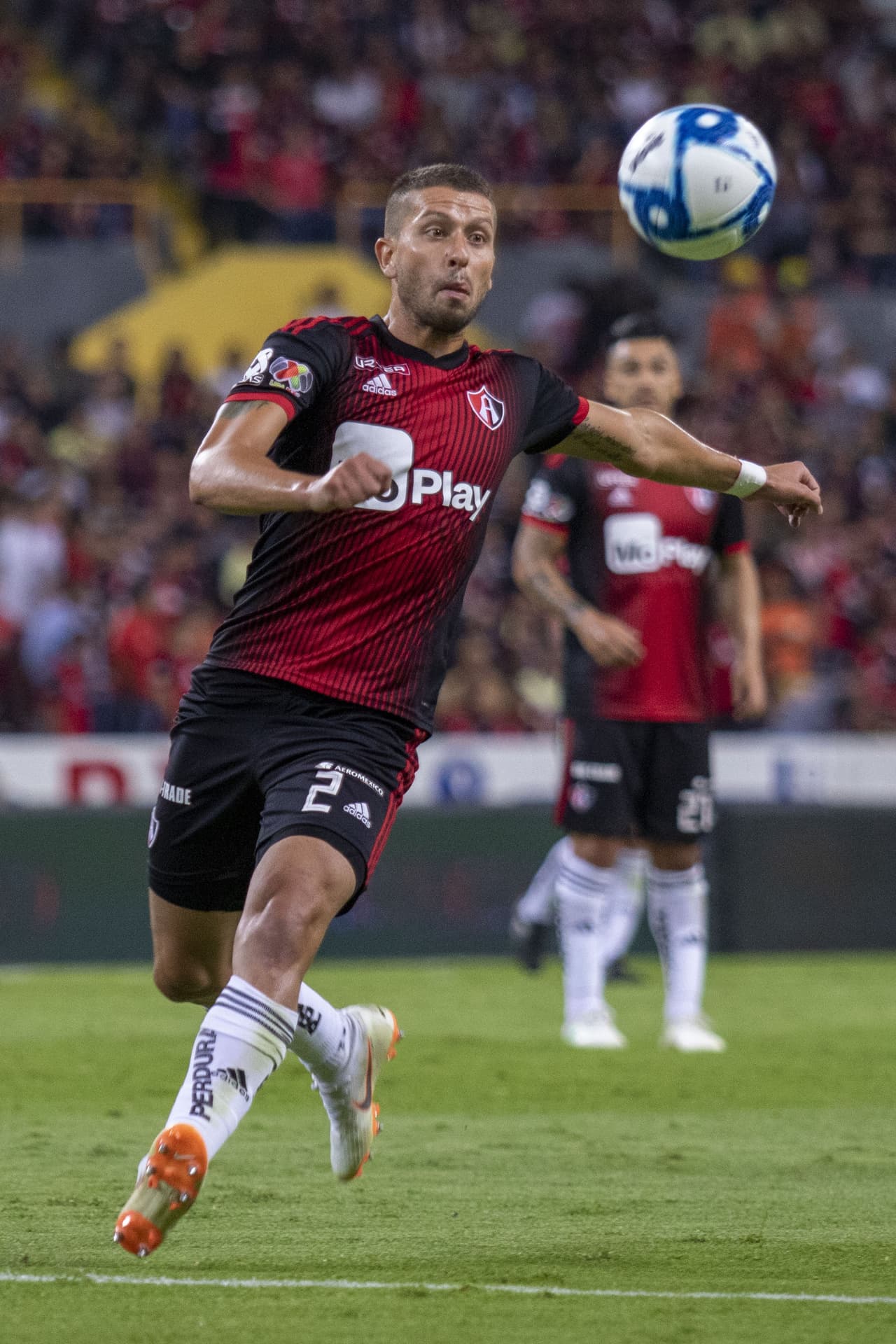 Tarjeta roja para Nervo después de revisar la jugada con el VAR.