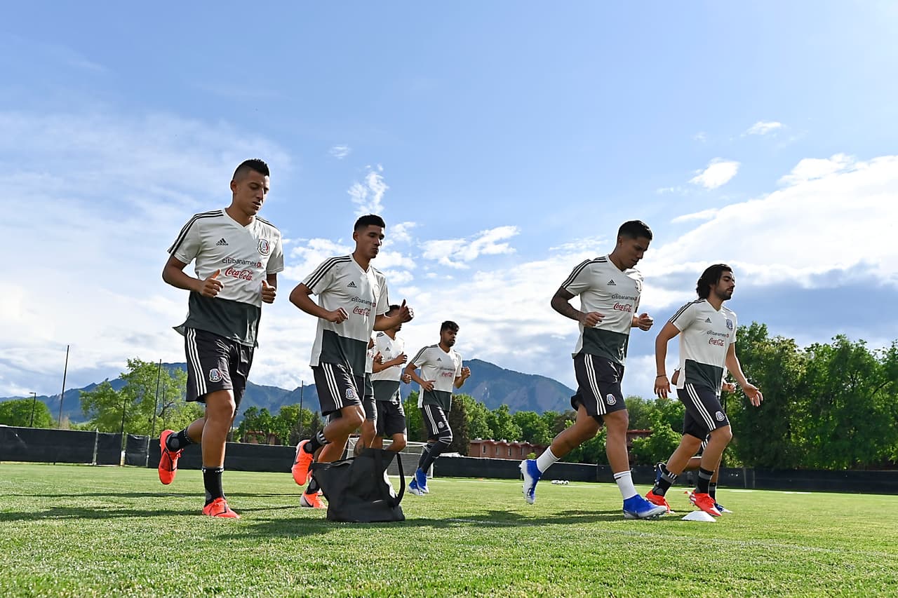 La Selección Mexicana de Fútbol se entrenó en las instalaciones de la Universidad de Colorado. El técnico del tricolor tuvo a su disposición a todos los jugadores elegidos para la Copa Oro con miras al duelo del miércoles ante Canadá.