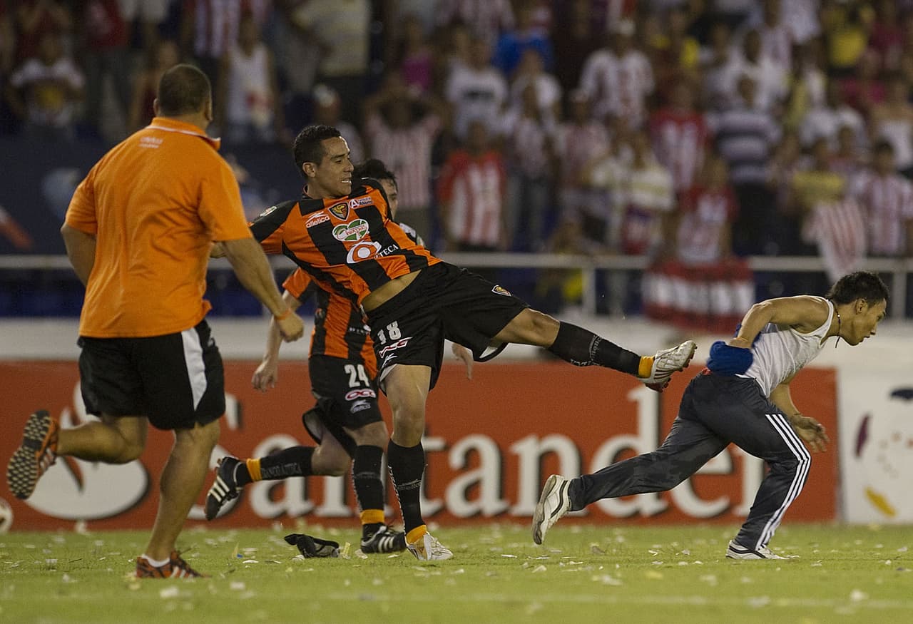 Aquel duelo contra Junior de Barranquilla acabó en zafarrancho cuando la hinchada colombiana ingresó al terreno de juego.