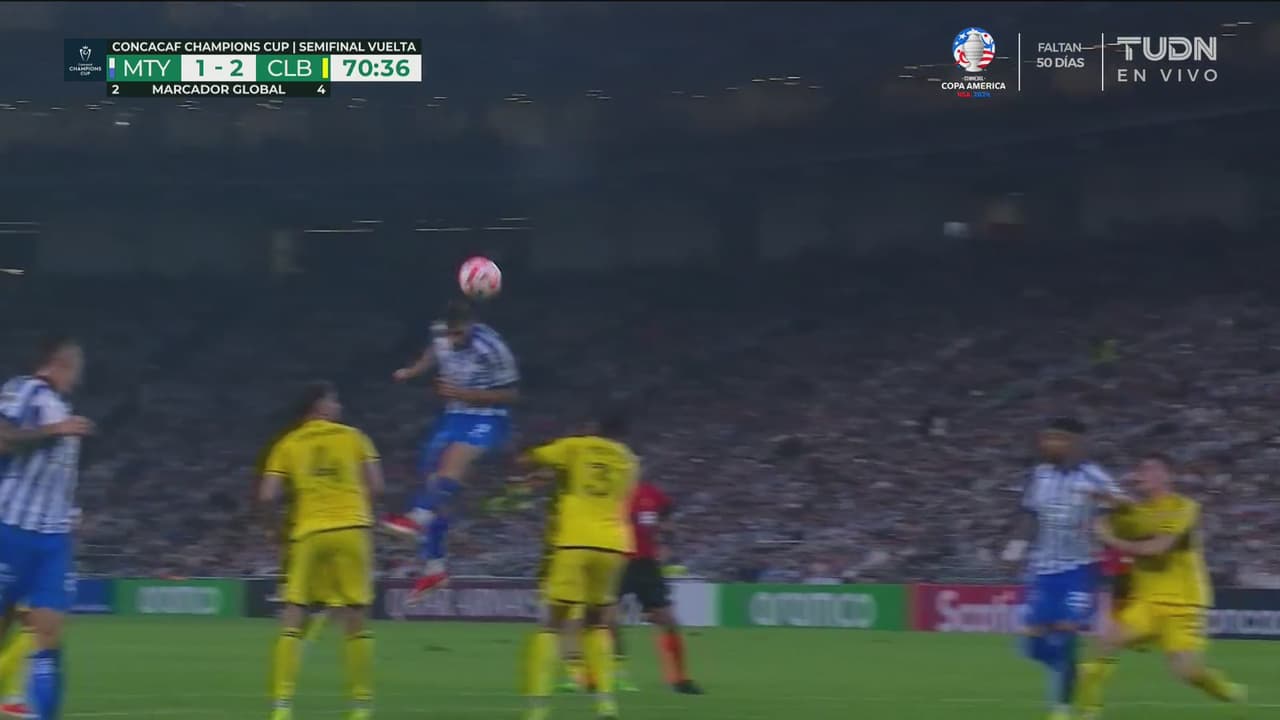 ¡Cabezazo de Berterame directo a las manos de Schulte!